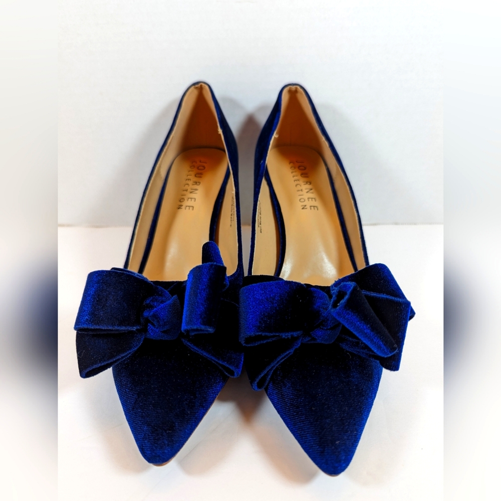 Women's Journee Collection size 8.5 wide blue Crystol pumps